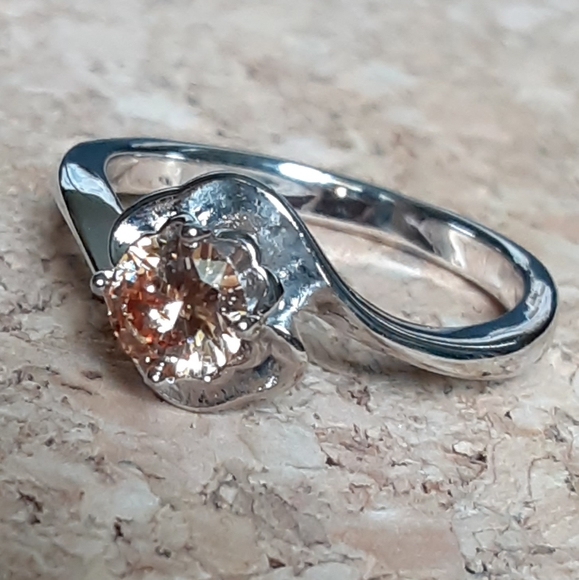 Yellow / Gold Women's Ring Size: 6 - Picture 8 of 11